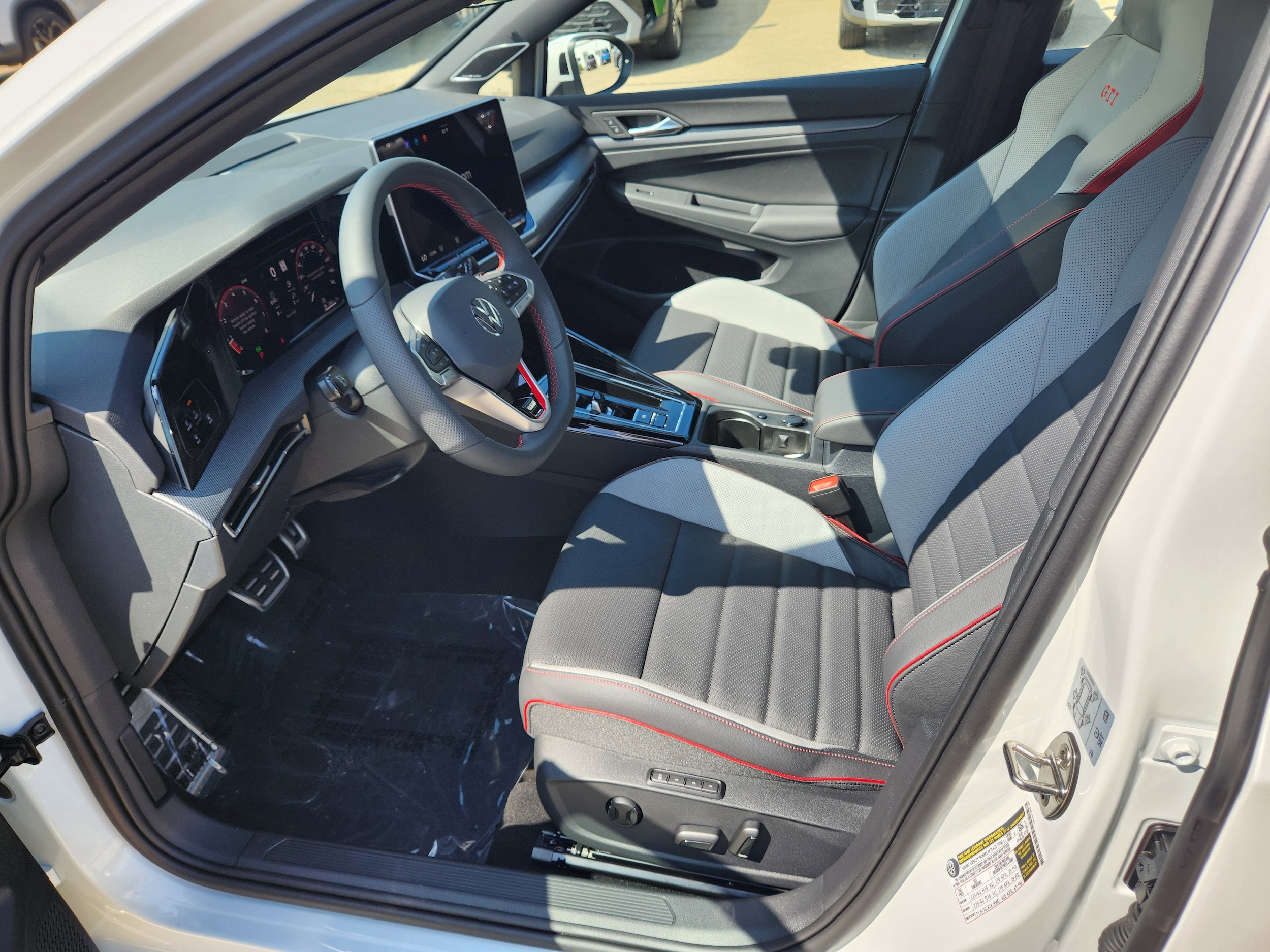 2025 Volkswagen Golf GTI SE - Photo 12