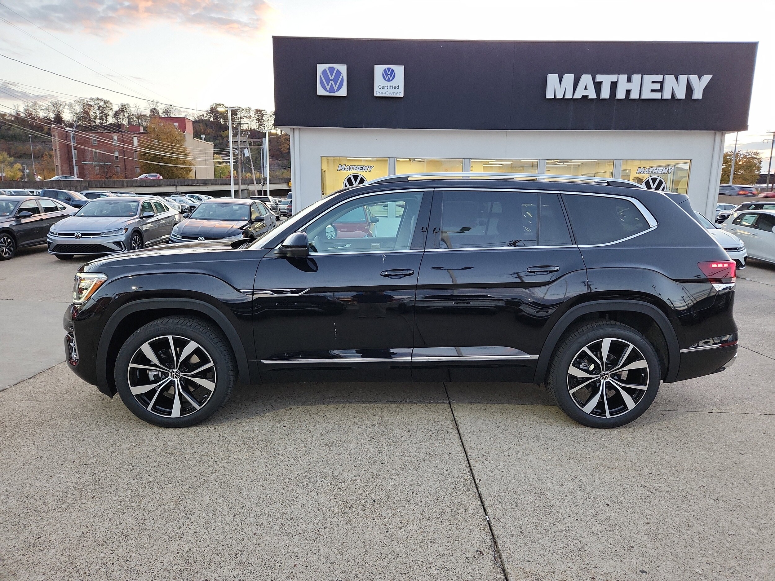 2026 Volkswagen Atlas SEL Premium R-Line photo 2