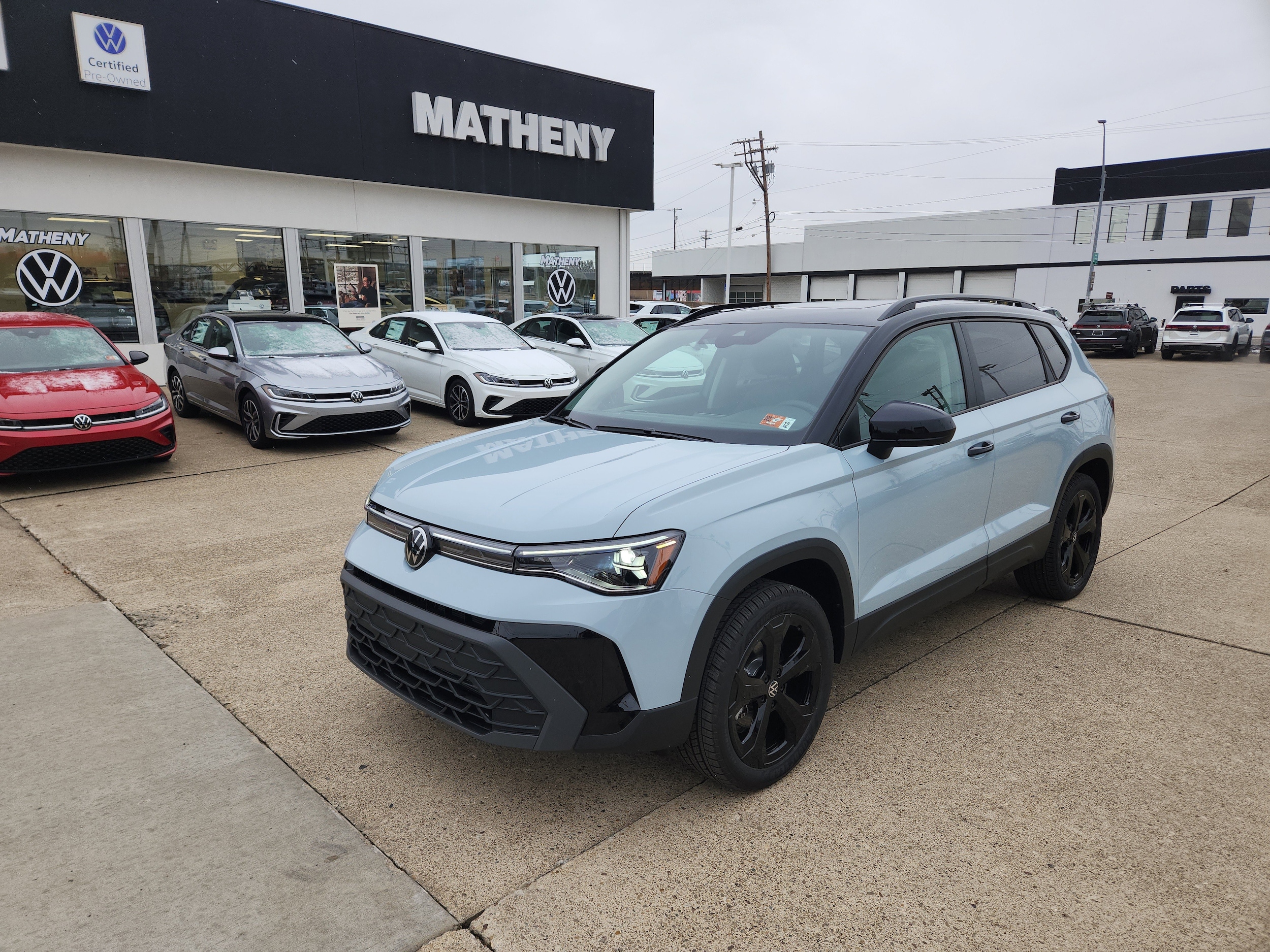 2026 Volkswagen Taos SE Black's photo