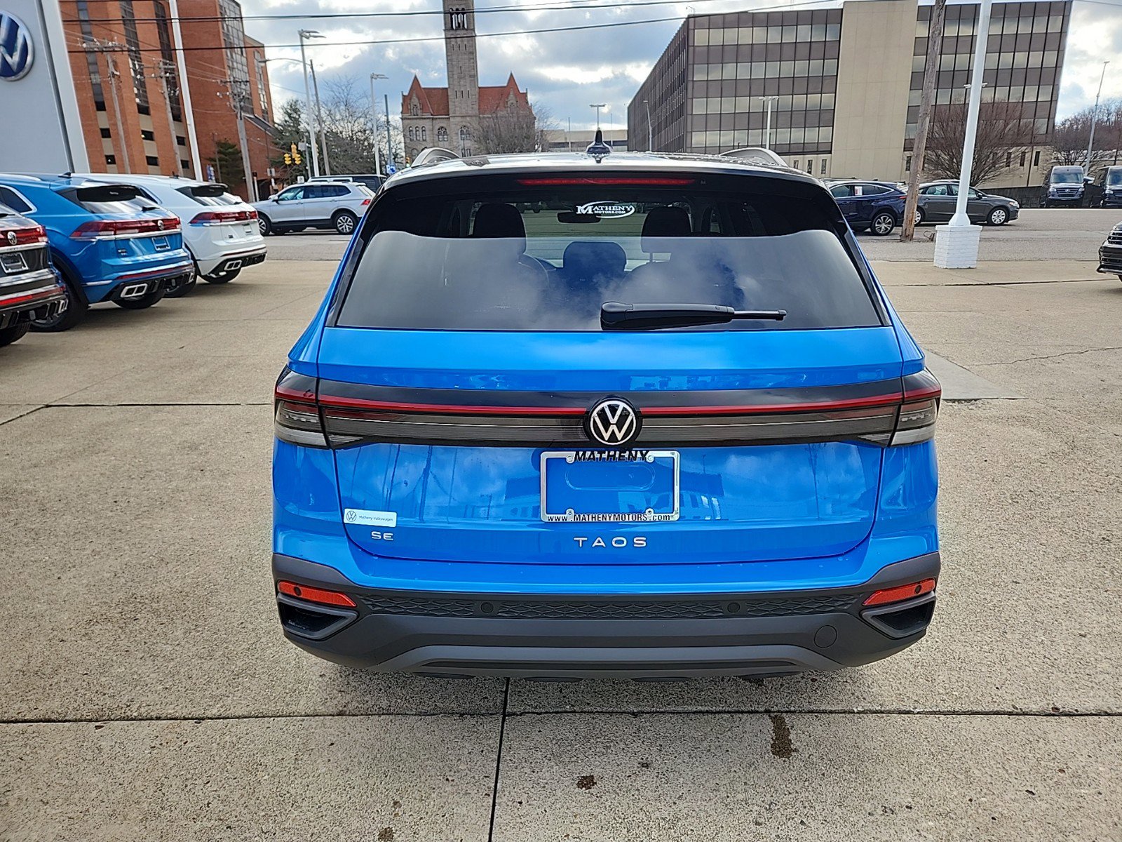 2025 Volkswagen Taos SE photo 3
