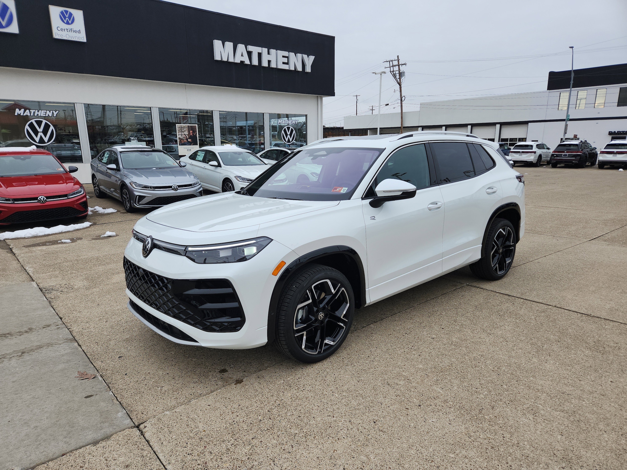 2026 Volkswagen Tiguan SEL R-LINE TURBO's photo