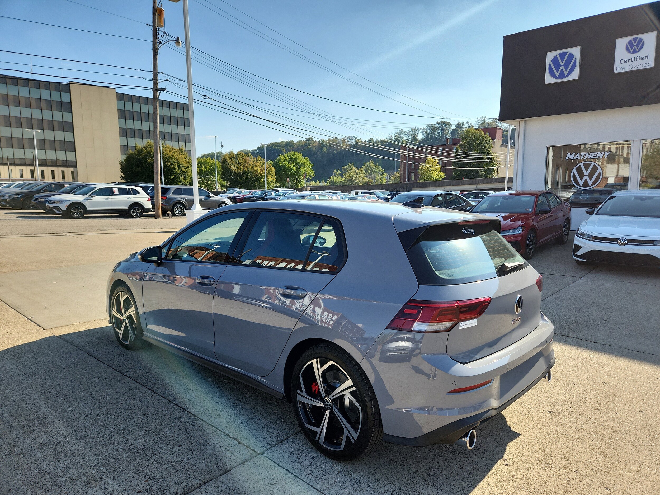 2025 Volkswagen Golf GTI SE photo 3