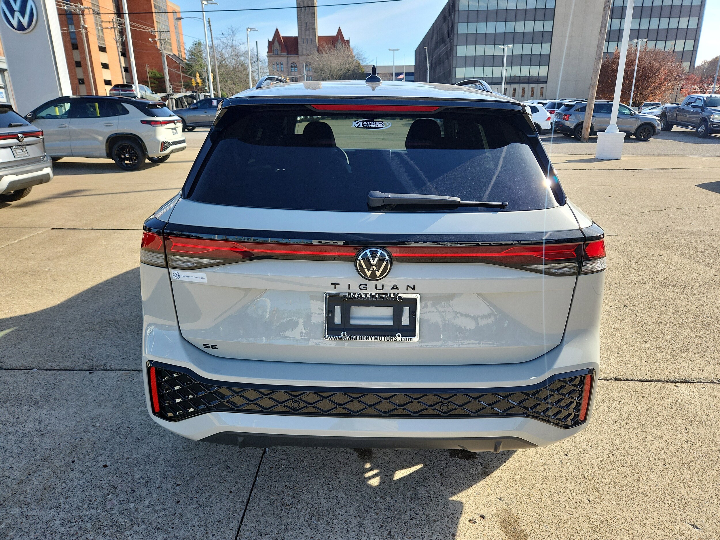 2026 Volkswagen Tiguan SE R-Line Black photo 4