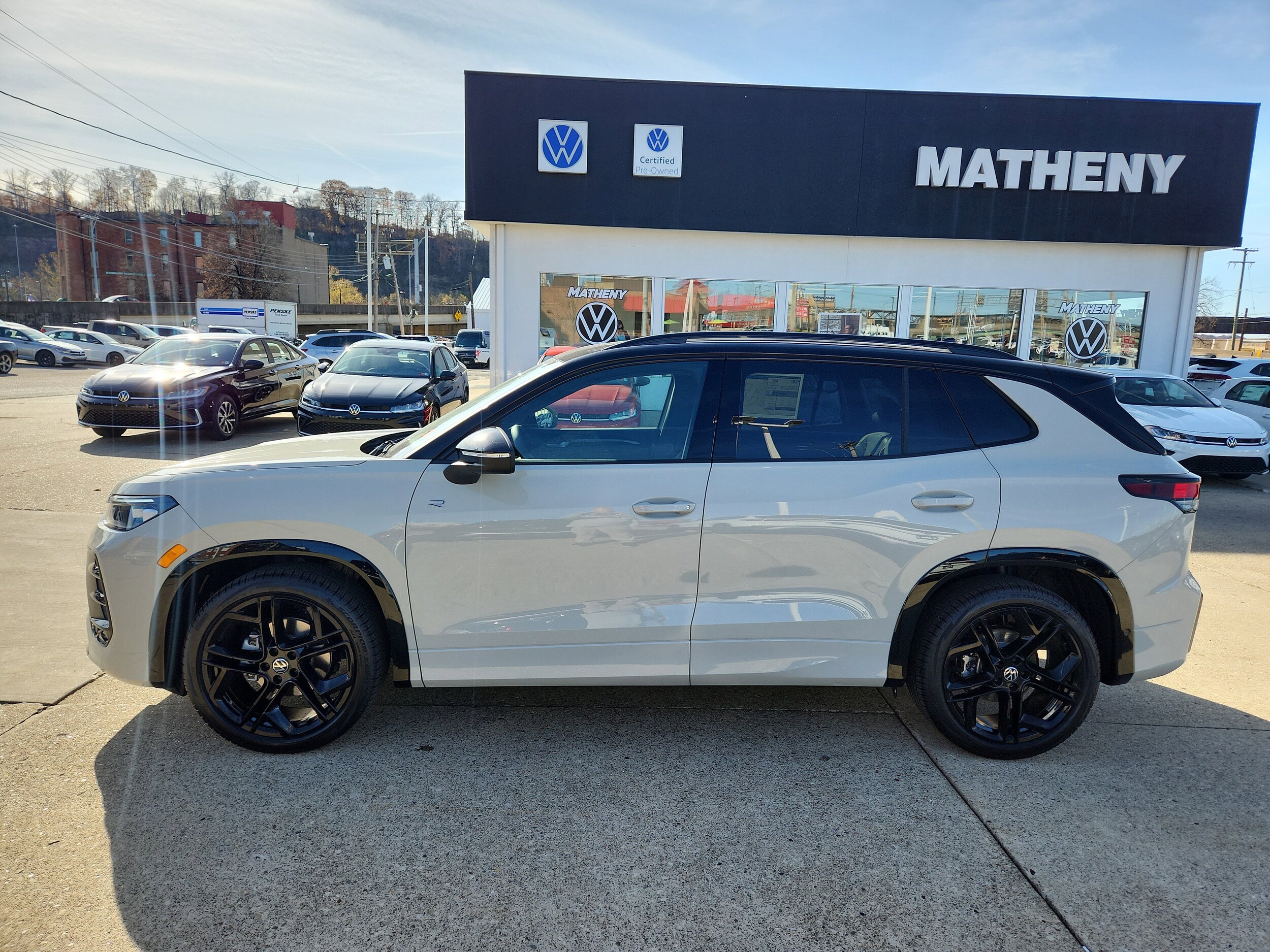 2026 Volkswagen Tiguan SE R-Line Black photo 2