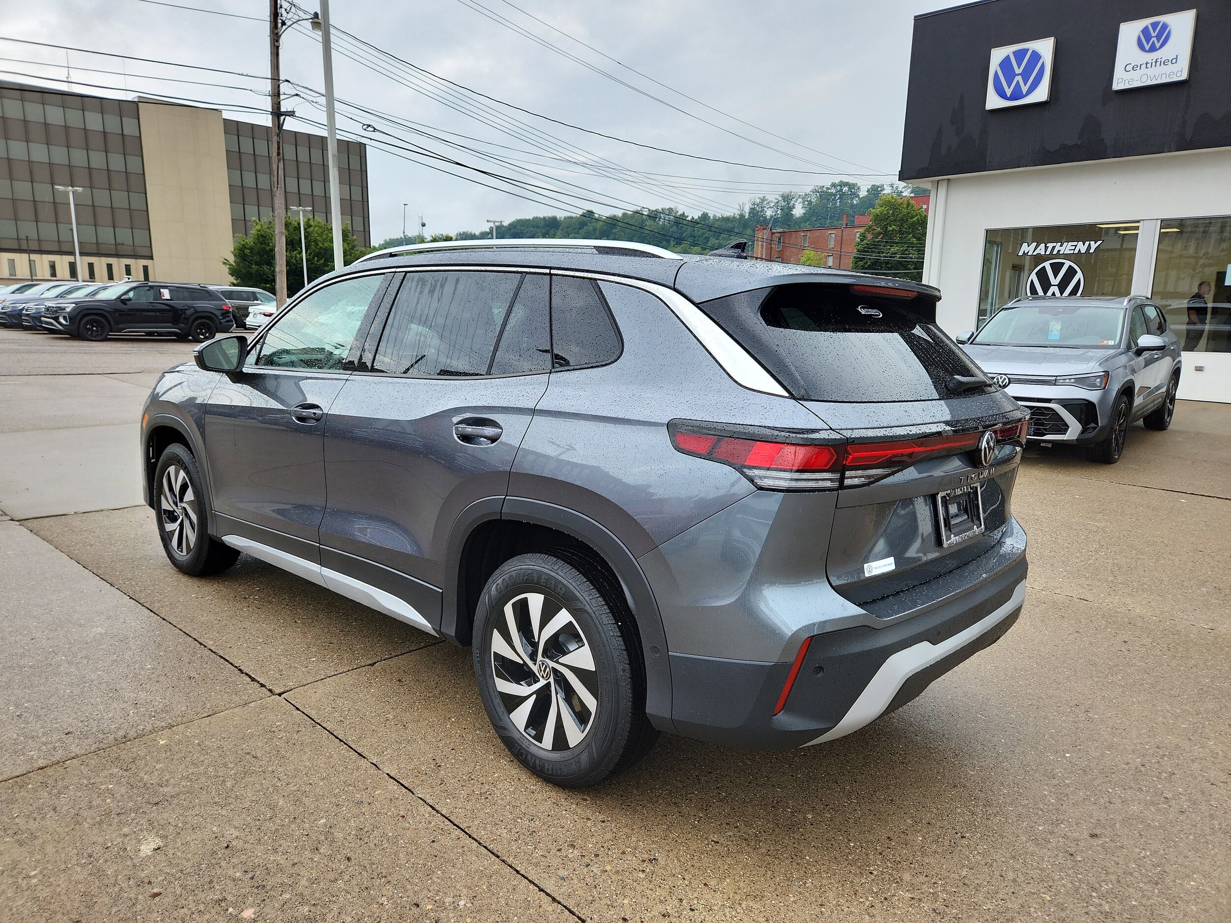 2025 Volkswagen Tiguan S photo 2