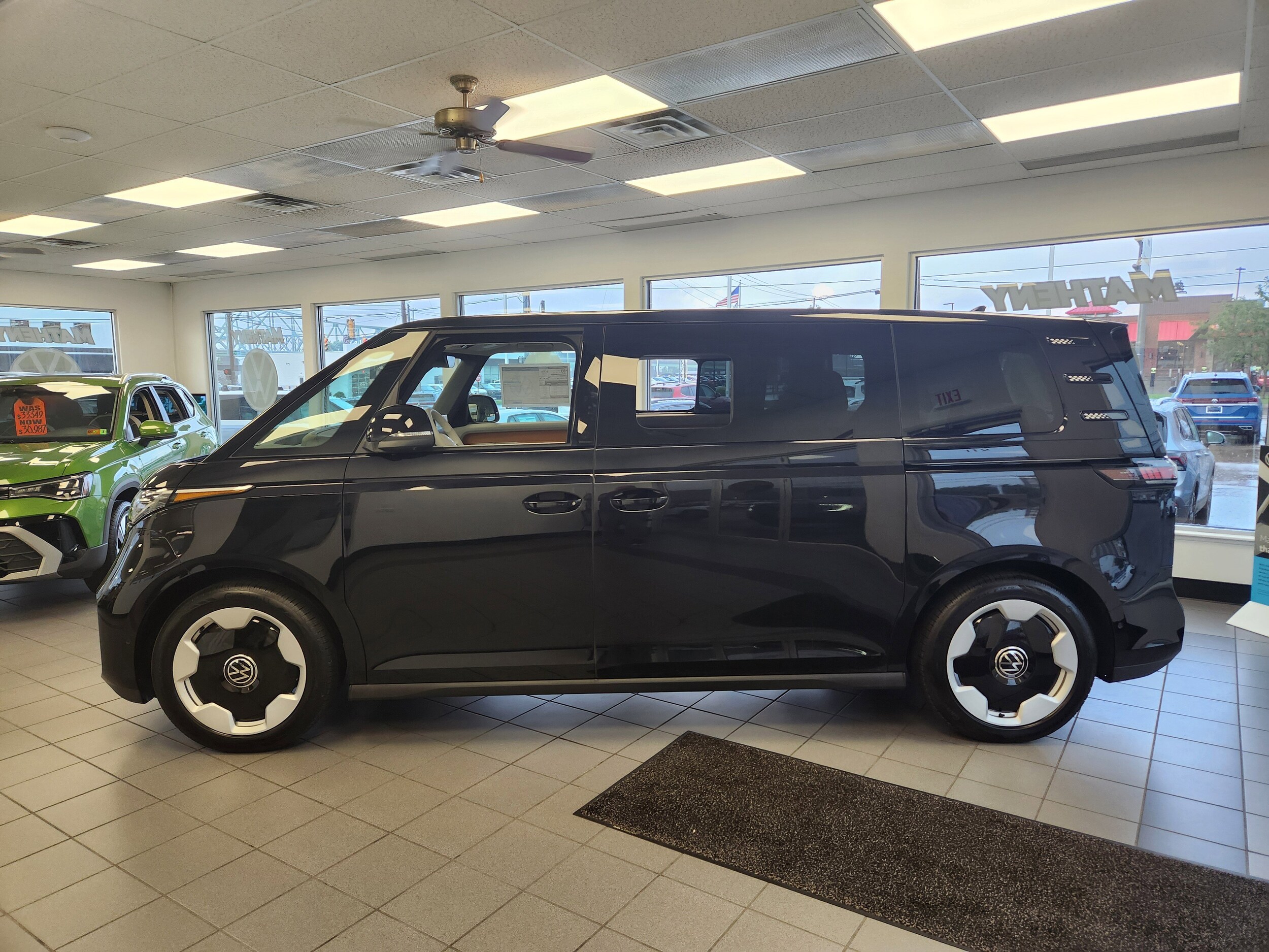 2025 Volkswagen ID. Buzz Pro Plus photo 2