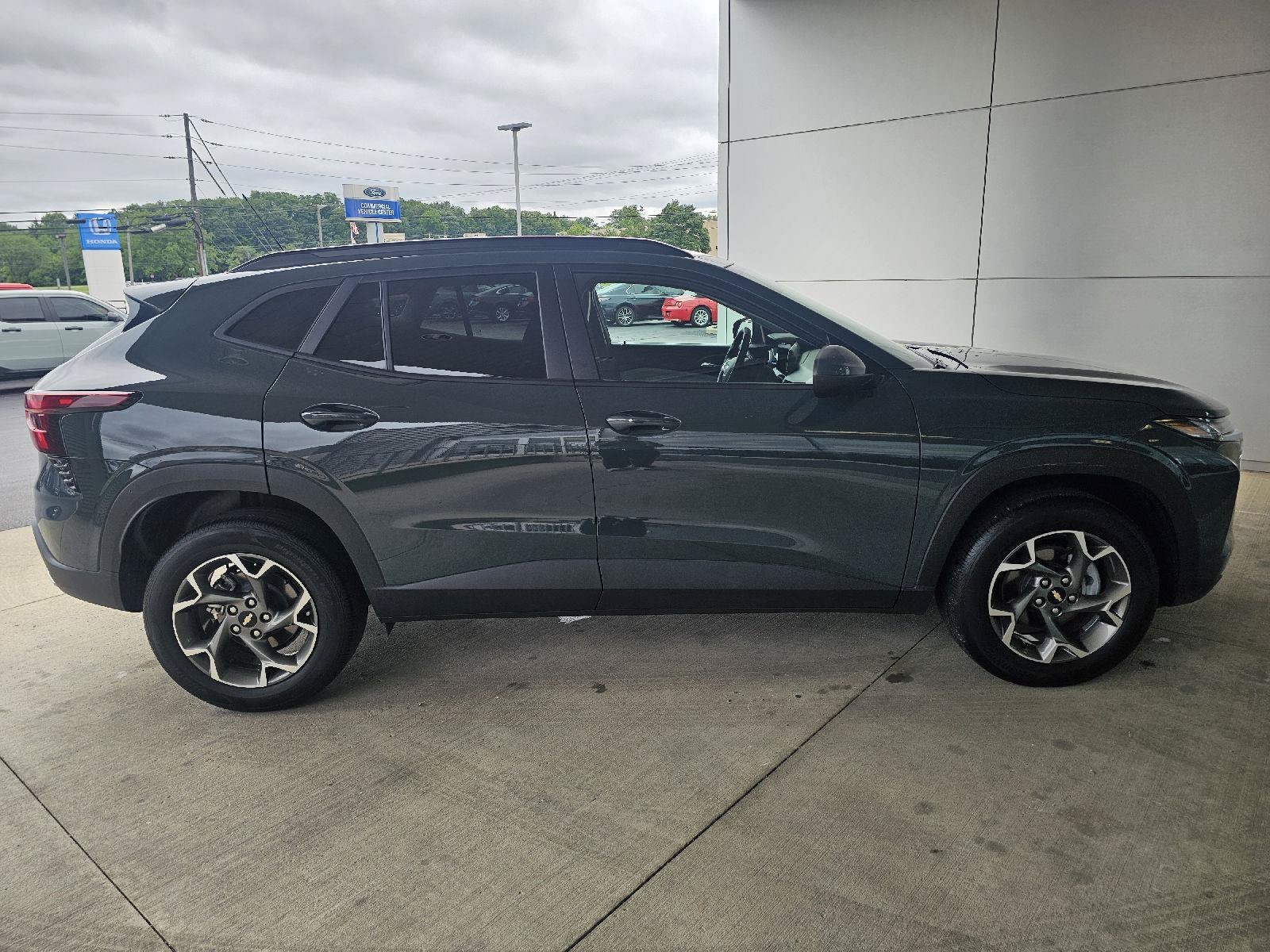 2025 Chevrolet Trax LT - Photo 6