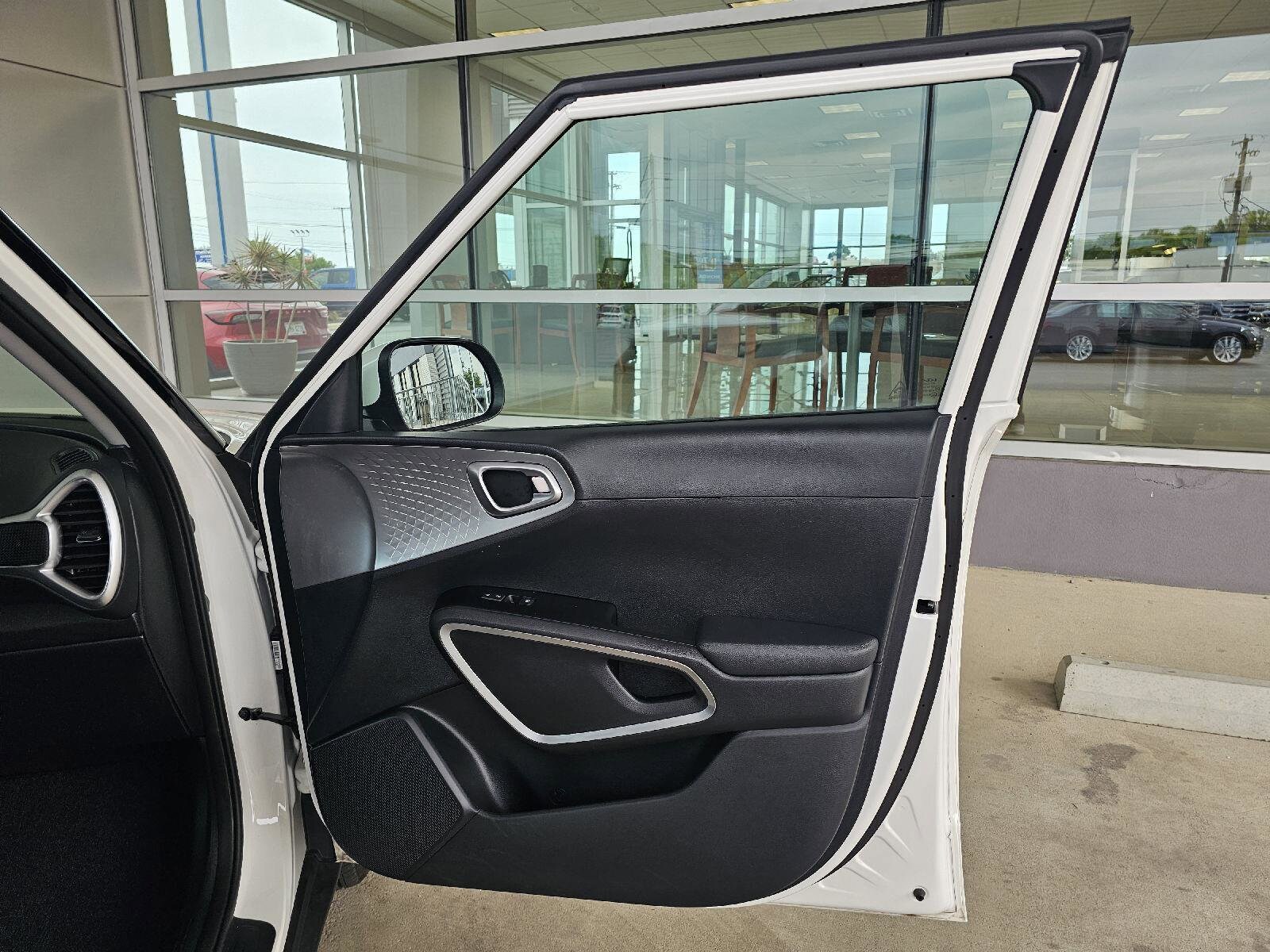 2025 Kia Soul LX - Photo 11