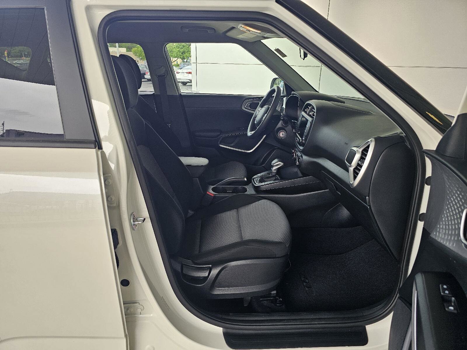 2025 Kia Soul LX - Photo 12