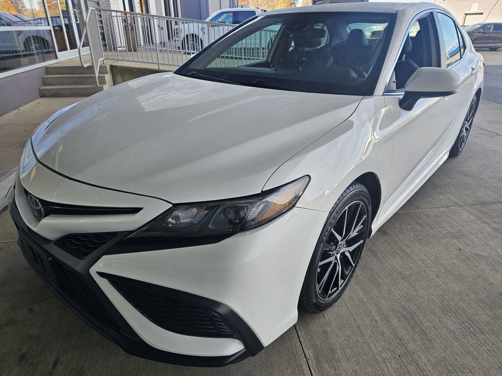 2021 Toyota Camry SE's photo