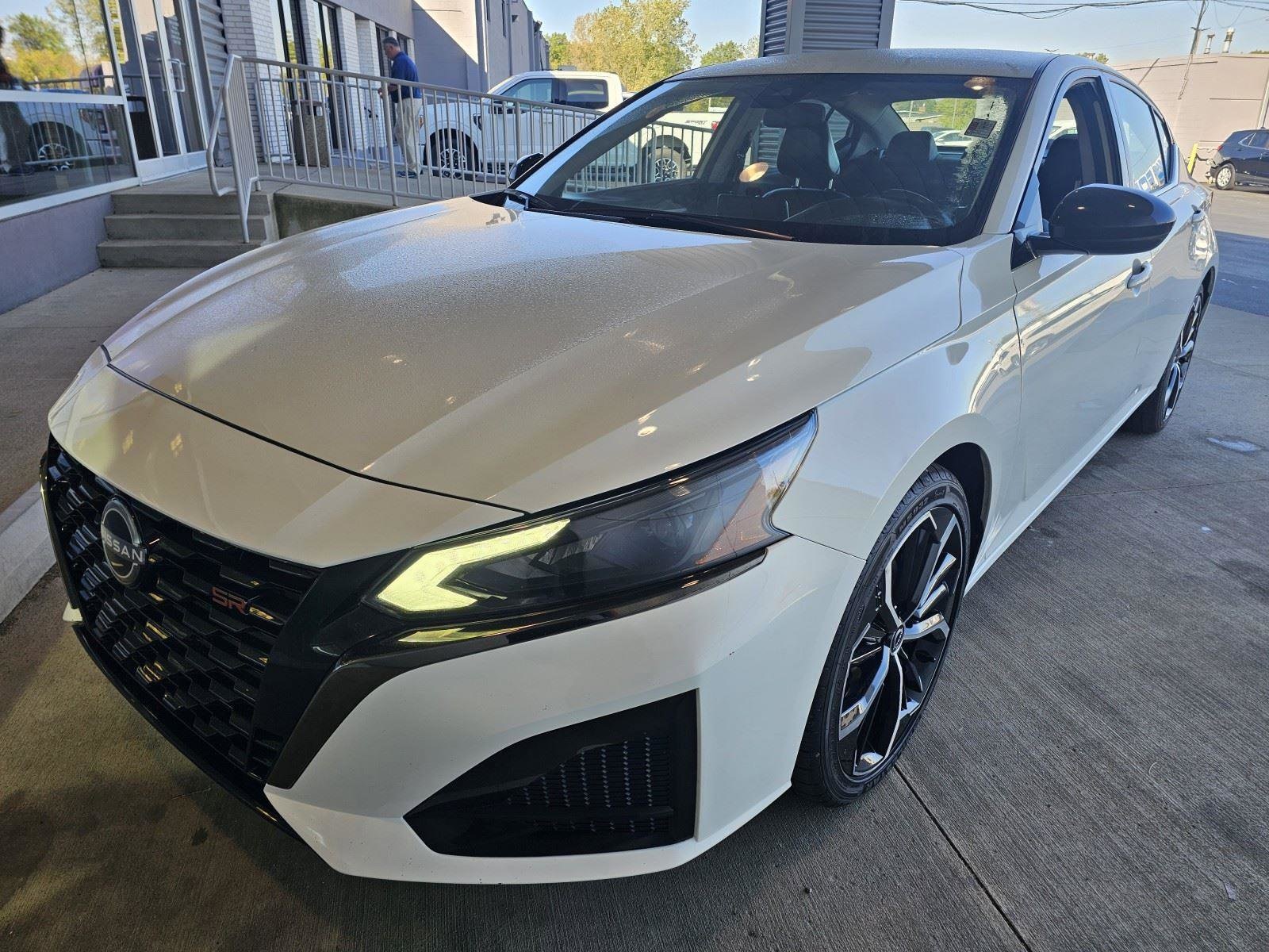 2023 Nissan Altima SR's photo