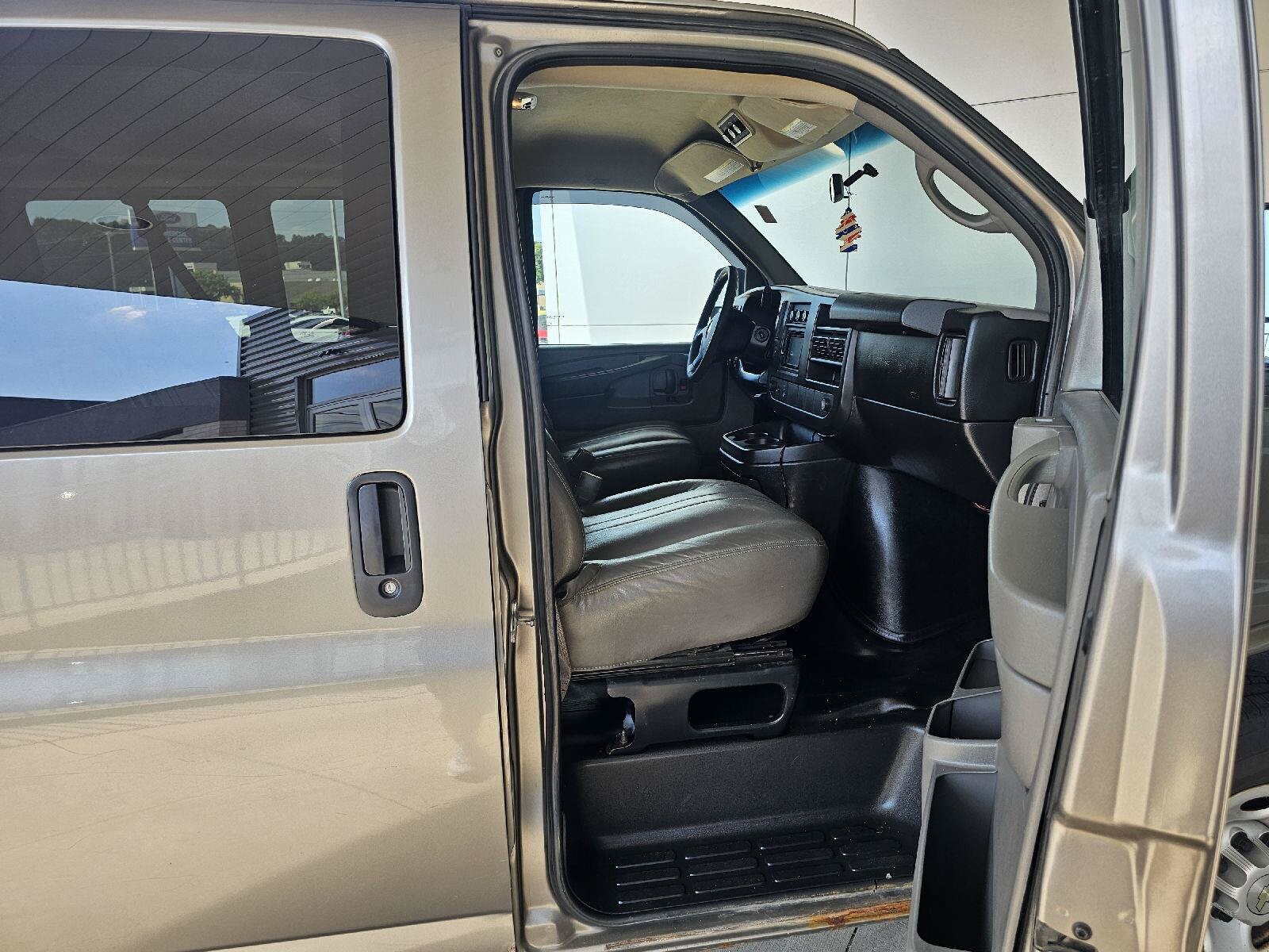 2012 Chevrolet Express LS - Photo 12