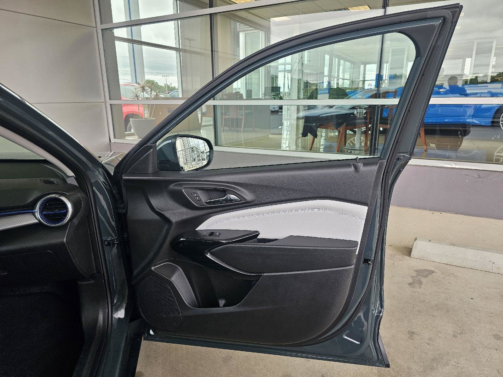 2025 Chevrolet Trax LT - Photo 11