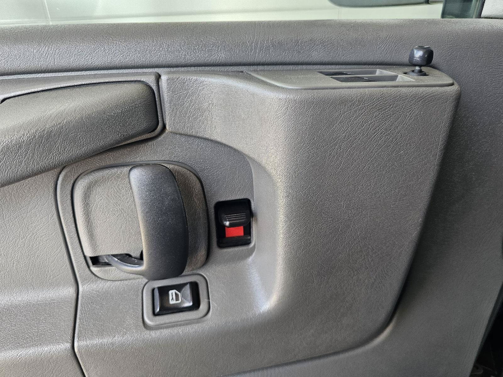 2012 Chevrolet Express LS - Photo 22