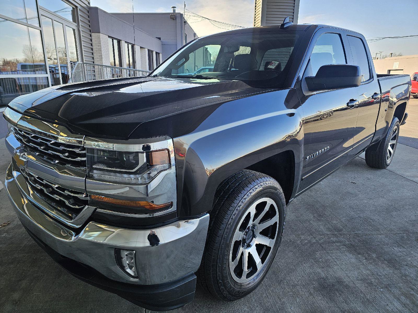 2018 Chevrolet Silverado LT's photo