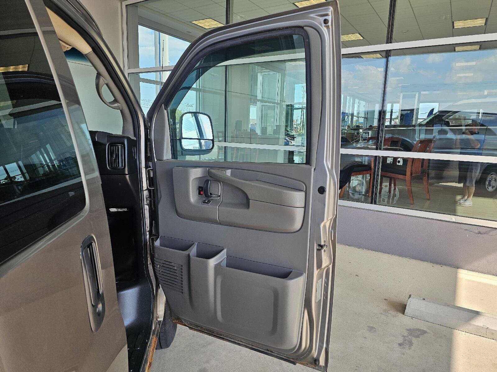 2012 Chevrolet Express LS - Photo 11