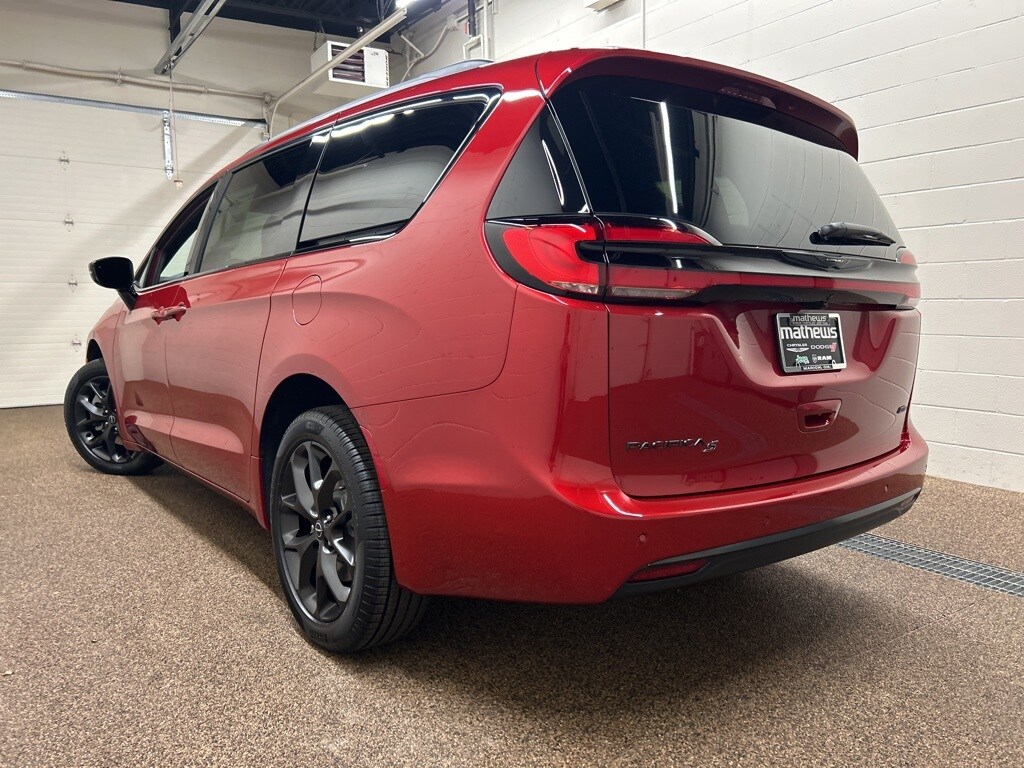 2026 Chrysler Pacifica photo 4