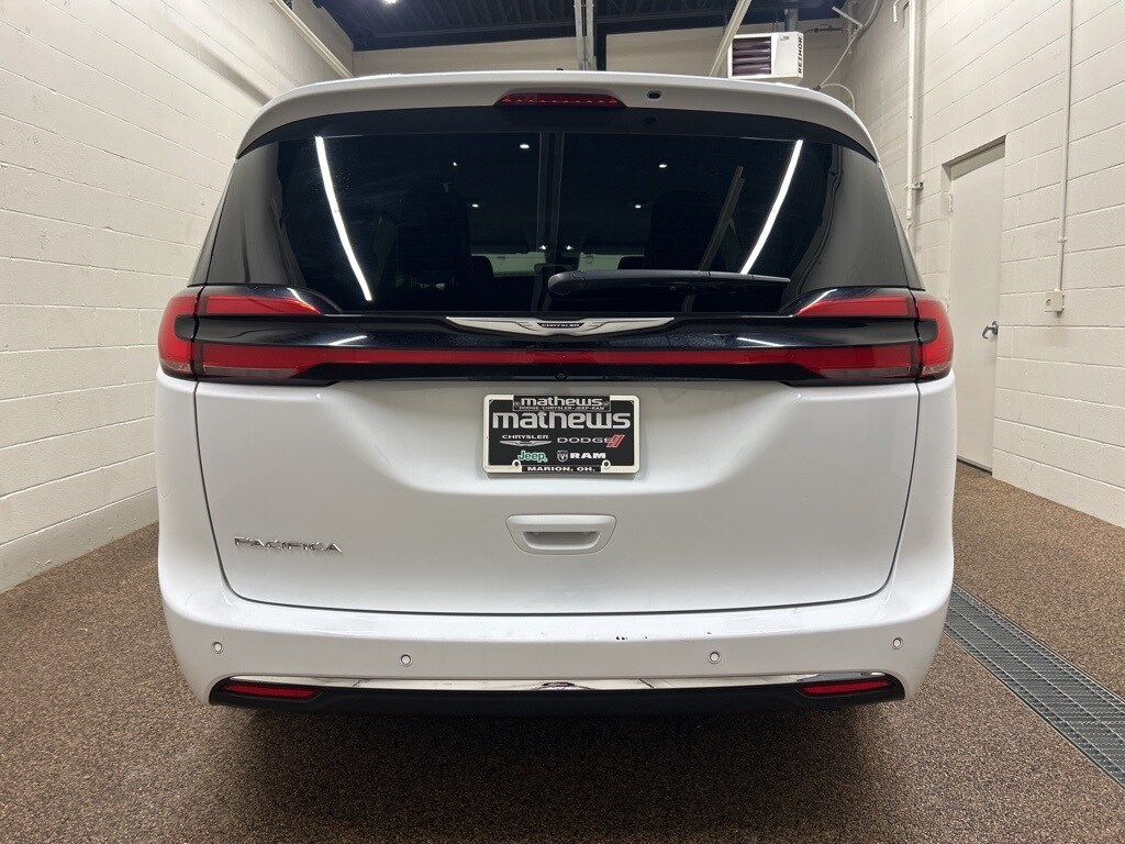 2024 Chrysler Pacifica Touring L photo 3
