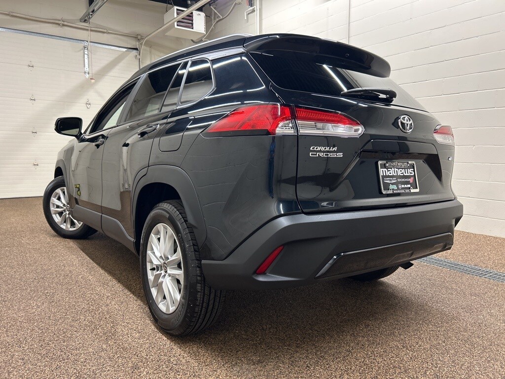 2024 Toyota Corolla Cross LE photo 2