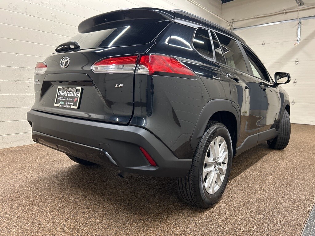 2024 Toyota Corolla Cross LE photo 2
