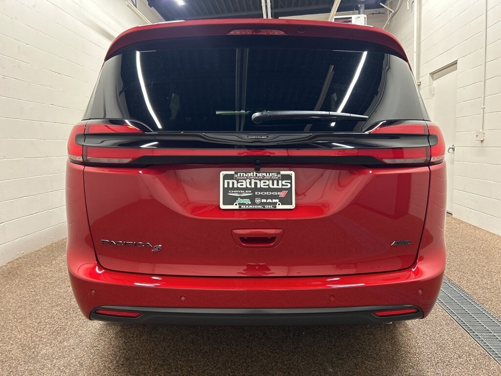 2026 Chrysler Pacifica photo 3