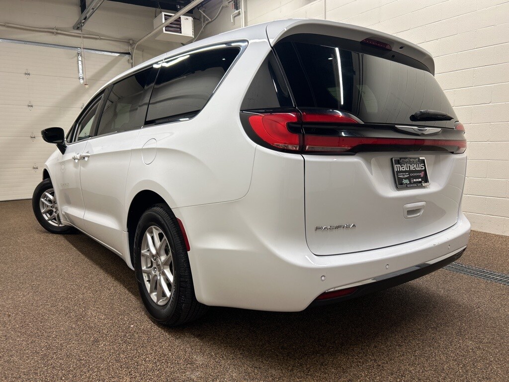 2024 Chrysler Pacifica Touring L photo 4