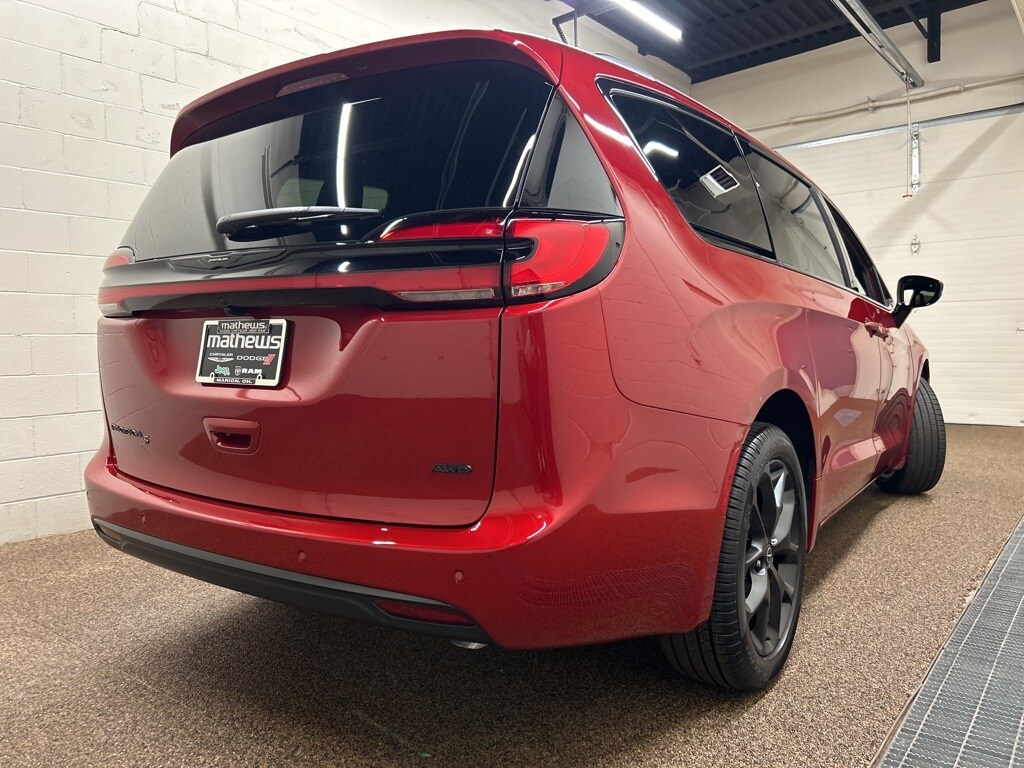 2026 Chrysler Pacifica photo 2