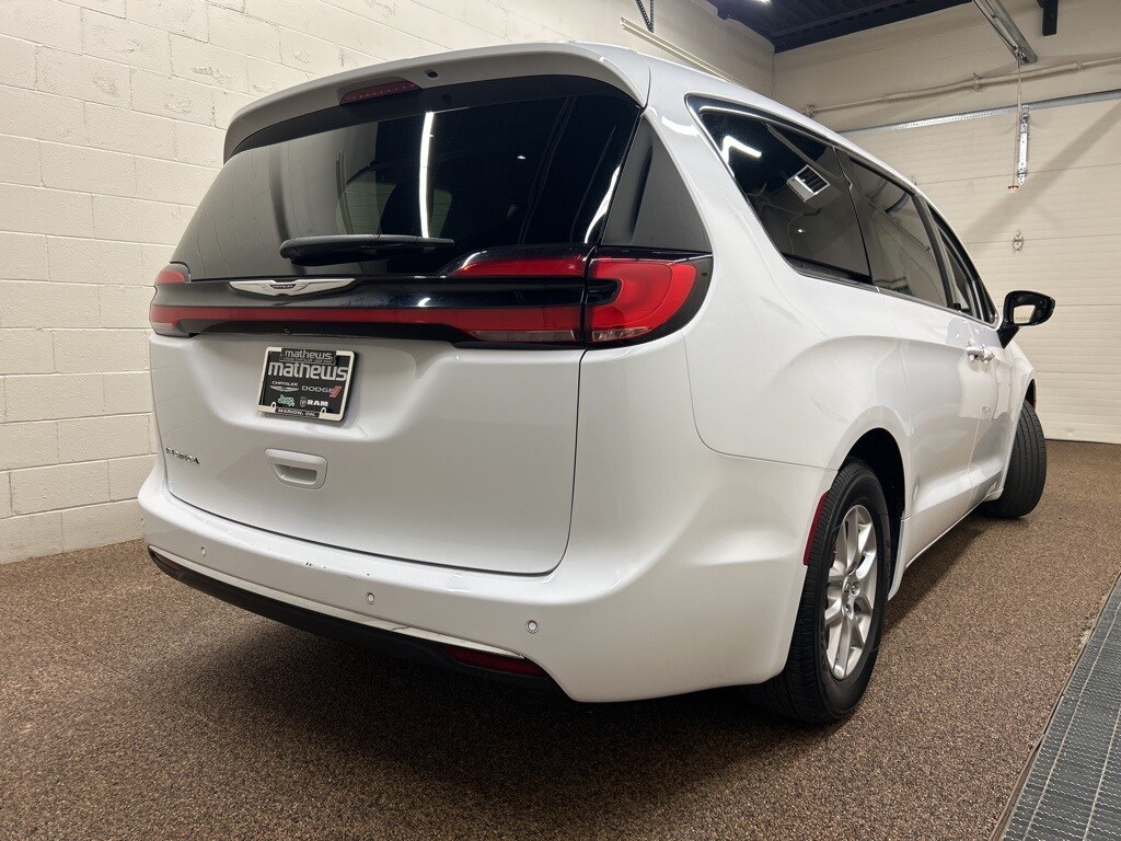 2024 Chrysler Pacifica Touring L photo 2