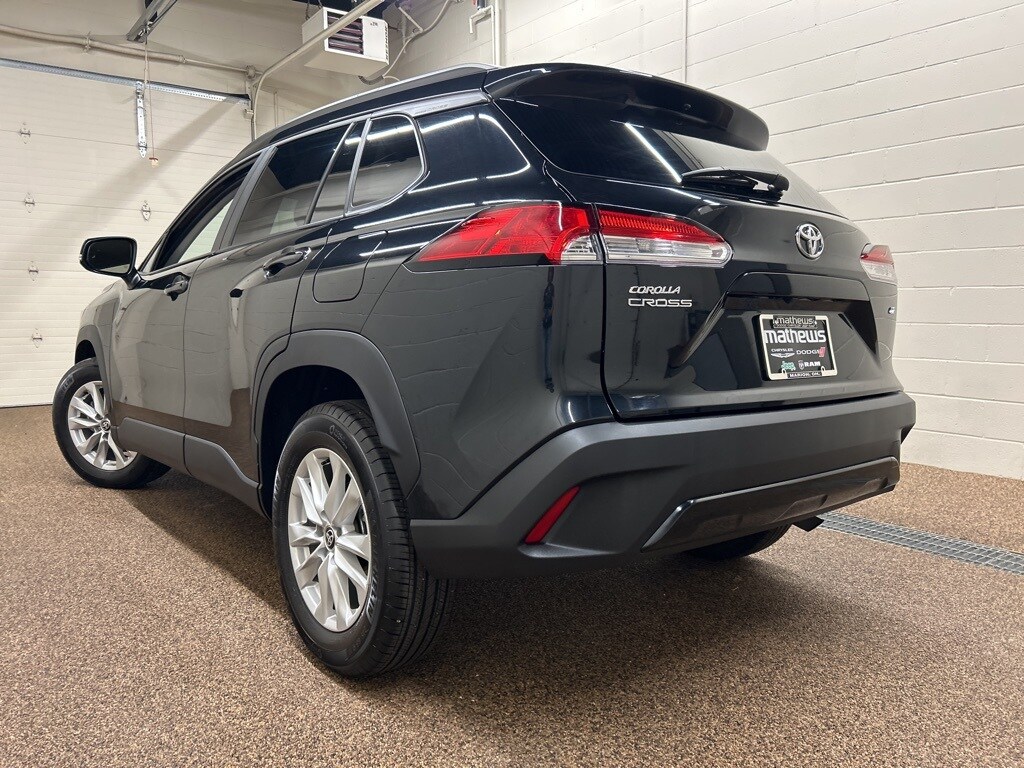 2024 Toyota Corolla Cross LE photo 4