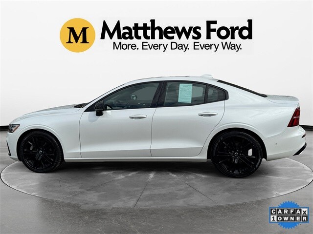 2024 Volvo S60 B5 Plus Black Edition photo 2