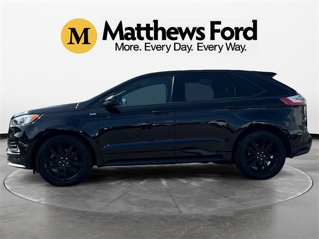 2022 Ford Edge Titanium photo 2