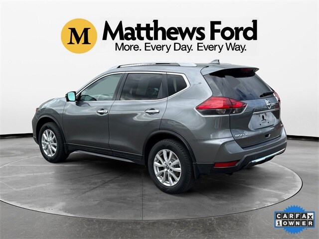 2017 Nissan Rogue SV photo 2