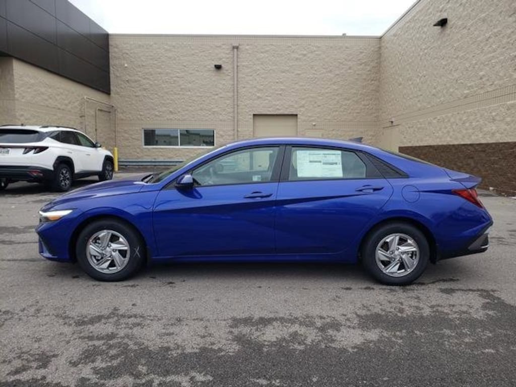 New 2025 Hyundai Elantra SE Sedan