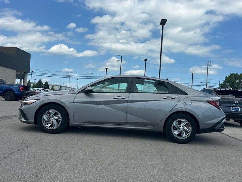 Used 2024 Hyundai Elantra SE Sedan