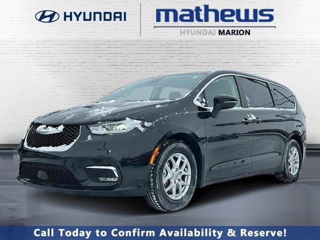 2023 Chrysler Pacifica Touring L's photo