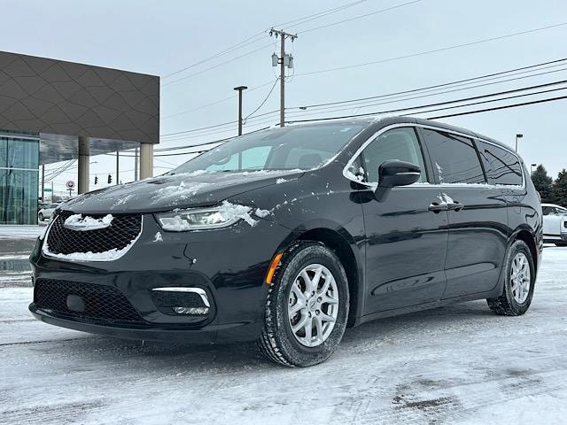 2023 Chrysler Pacifica Touring L's photo