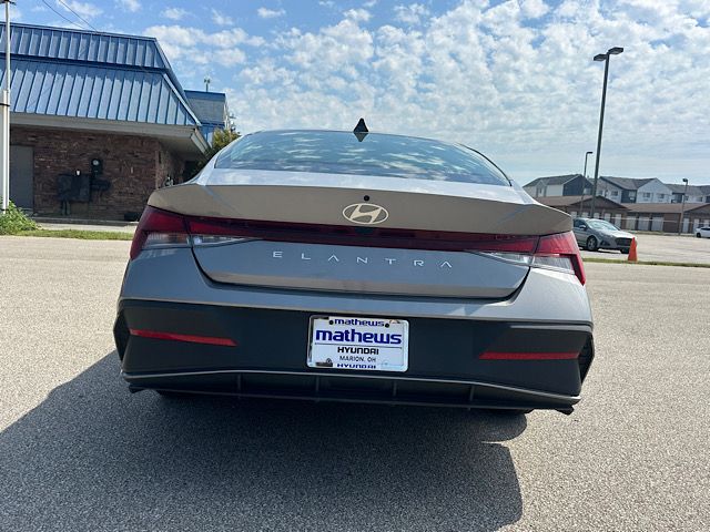 2024 Hyundai Elantra SE - Photo 5