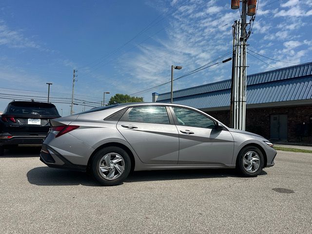 2024 Hyundai Elantra SE - Photo 8