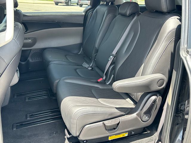 2026 Kia Carnival LXS - Photo 17