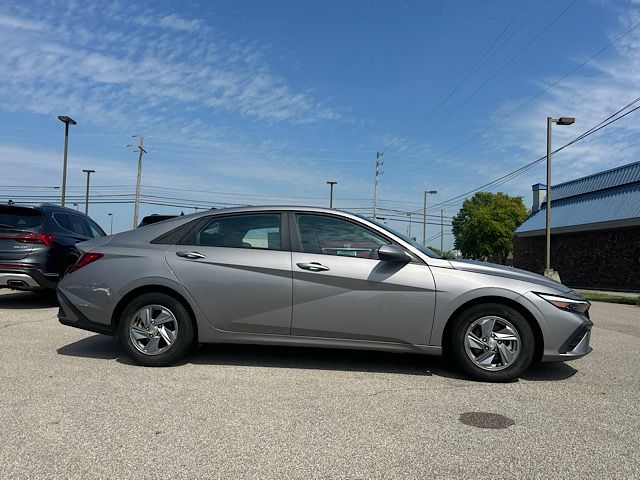 2024 Hyundai Elantra SE - Photo 7