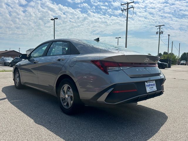 2024 Hyundai Elantra SE - Photo 2