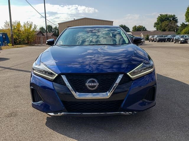 2023 Nissan Maxima SV photo 2