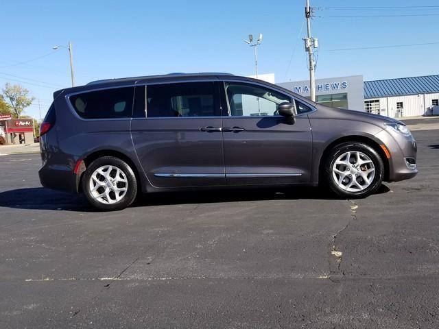 2017 Chrysler Pacifica Touring Plus photo 3