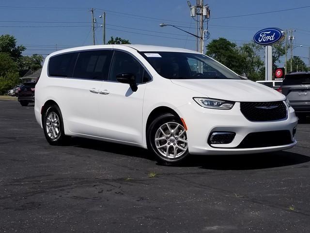 2025 Chrysler Pacifica Select's photo