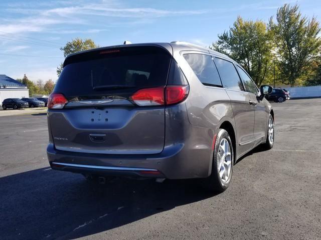 2017 Chrysler Pacifica Touring Plus photo 4