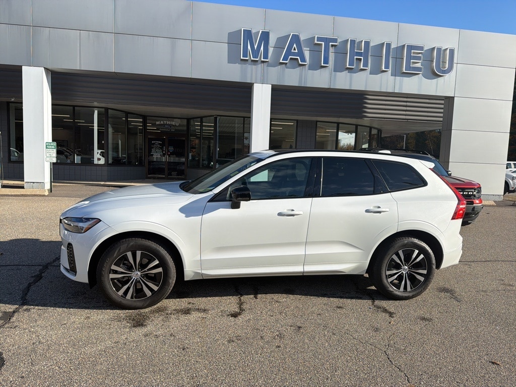 2025 Volvo XC60 B5 Core photo 2