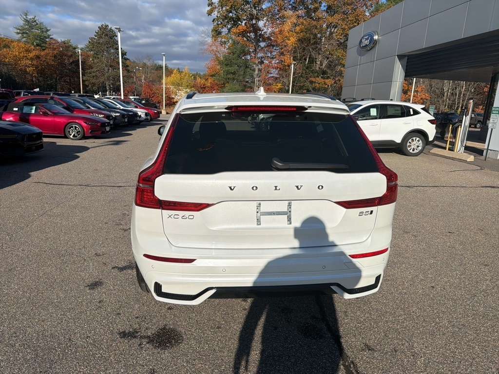 2025 Volvo XC60 B5 Core photo 4