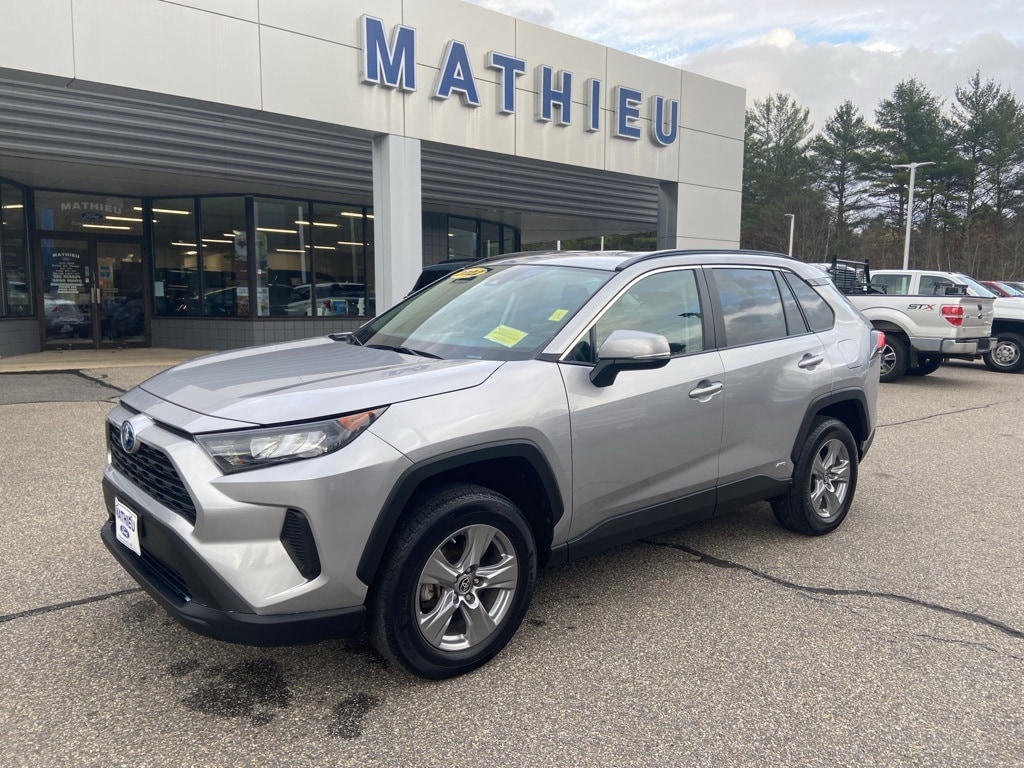 2022 Toyota RAV4 LE's photo