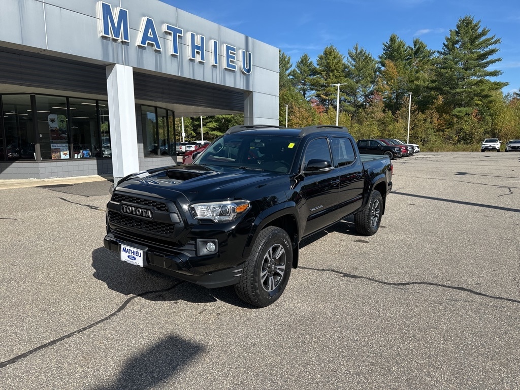 2017 Toyota Tacoma TRD Sport photo 2
