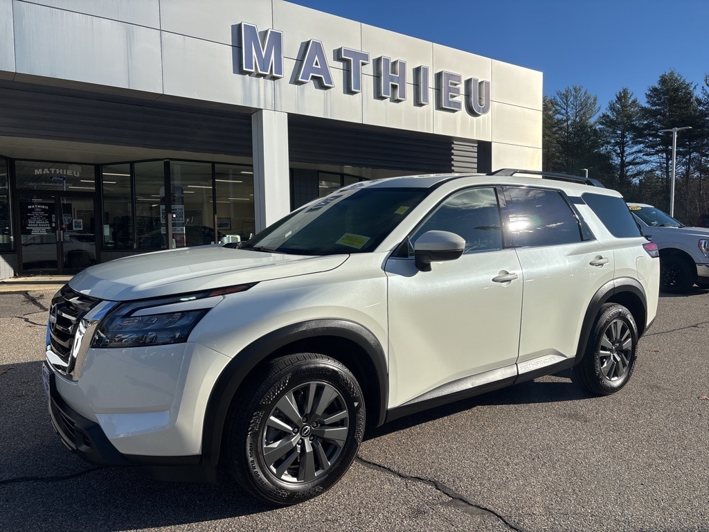 2024 Nissan Pathfinder SV's photo